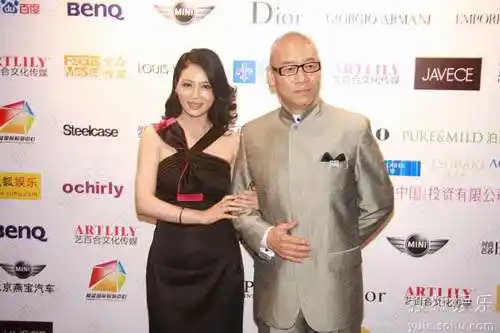 近日于京城举行盛大新闻发布会,素有"标痣"之称的美女演员邓英盛装