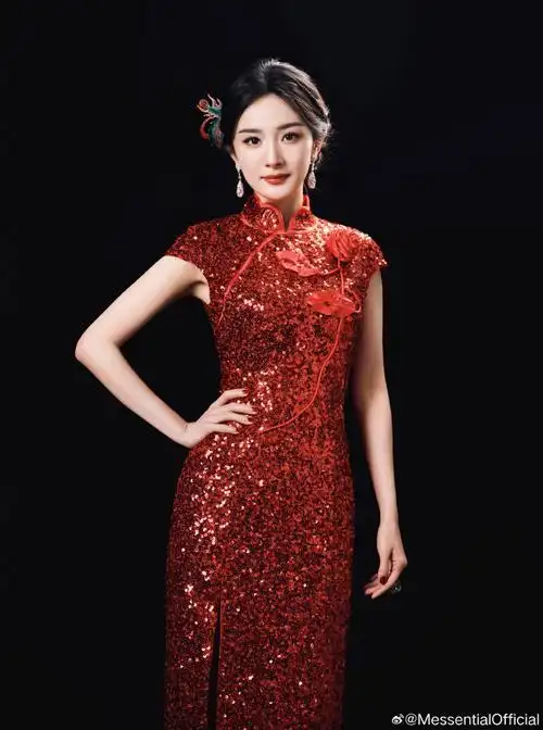 杨幂身着m essential 特别定制霞光绣布旗袍,亮相央视#春晚#献唱盖