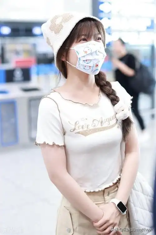 赖美云现身北京机场身着短t长裙青春甜美