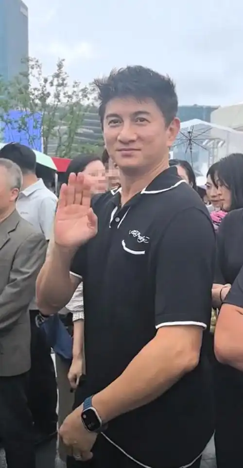 55岁吴奇隆逛市集,生图皮肤跟柚子皮一样,老了胖了但还是很好看