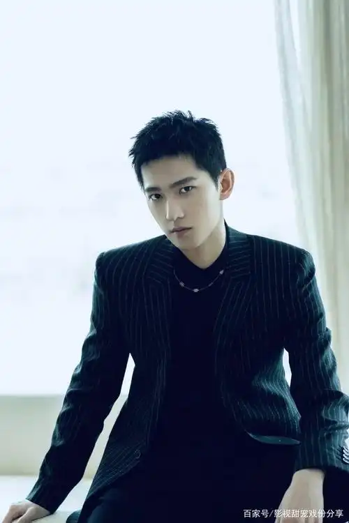 杨洋:西装短发帅气营业,又硬又刚,像极了梦中情人的样子