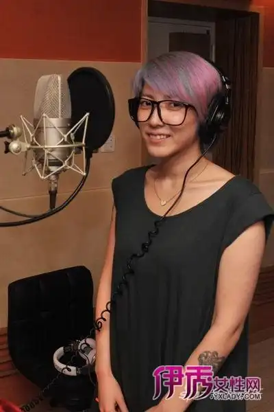 韩承羽献声《花开半夏》 刘忻手捂伤口坚持录音