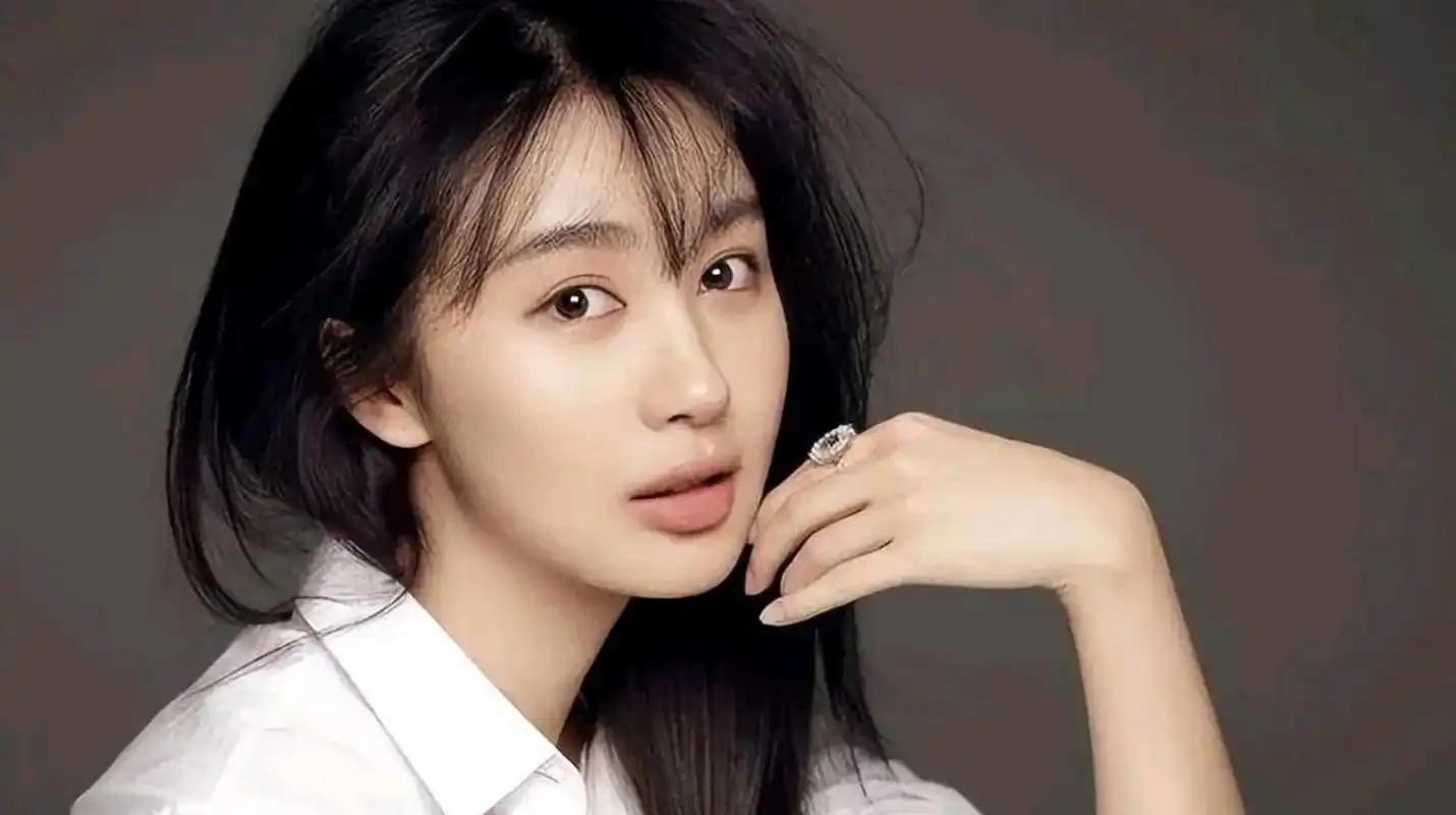 一次采访,记者问秦岚:"你和黄晓明同居5年,他出车祸你贴身照顾,不惜赔