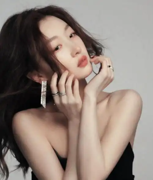 周冬雨黑裙侧拍,风情万种氛围感十足