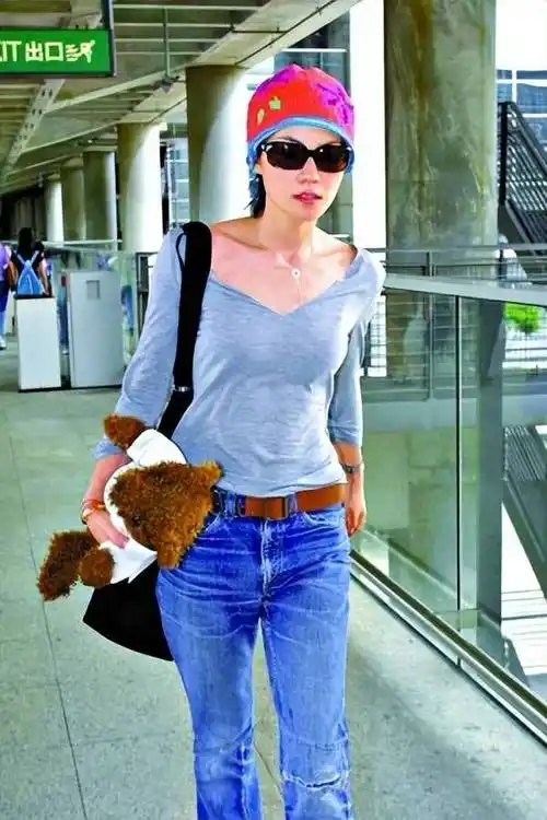 天后王菲年轻时的街拍时尚,又酷又美又飒,难怪谢霆锋一直爱她_女明星