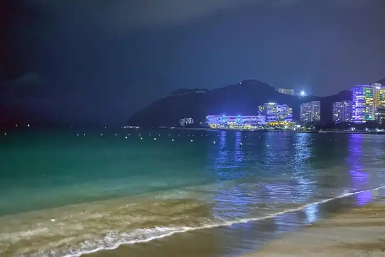 夜晚在海边看到的场景
