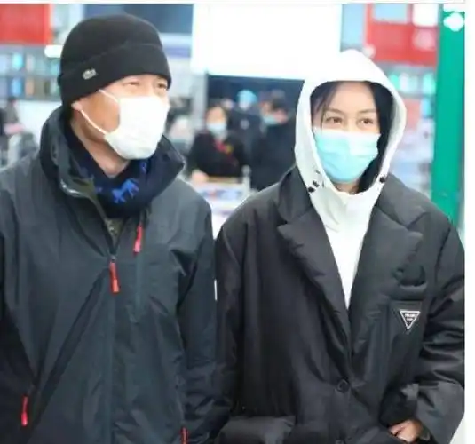 那英携全家吃烤串,罕见和老公孟桐恩爱同框,疑女儿打扮洋气现身