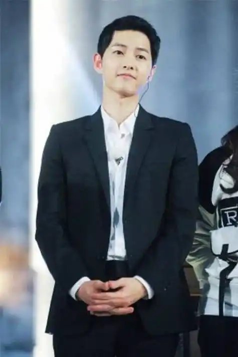 宋仲基婚后罕见亮相 ,丝绒西装帅出天际, 重拾迷人笑容_衬衫_男人