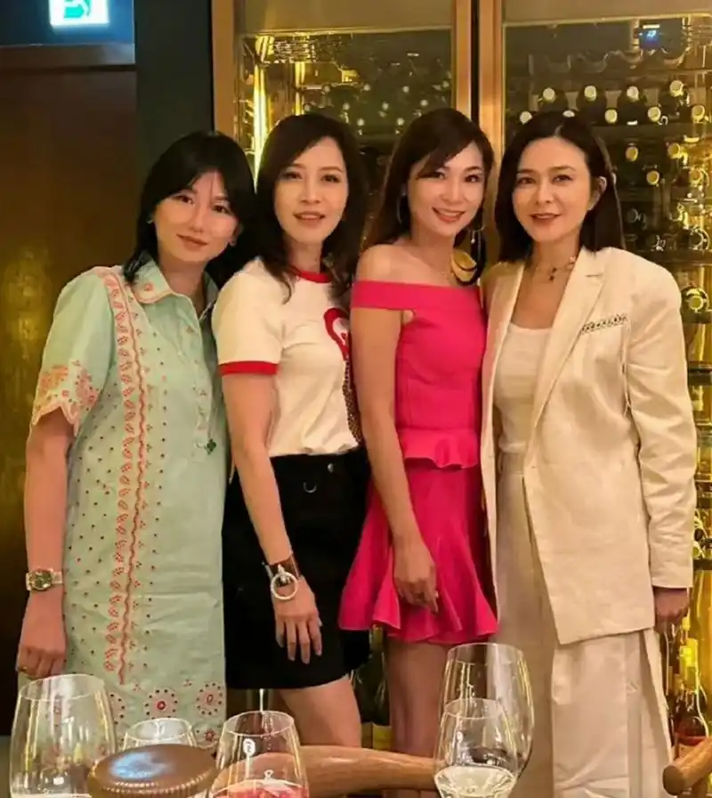 关之琳现身名媛聚会,如果没有当年的保龄球事件,她应该过得很好吧