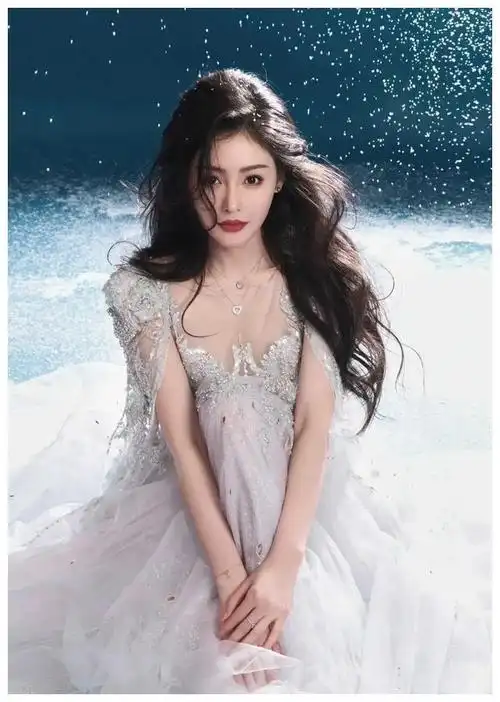 张天爱身着亮钻纱裙宛如冰雪女神亮相夺目璀璨夺目