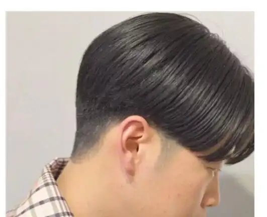 这样的推后脖短发发型能保留男生短发发型的个性,同时也是很显成熟的