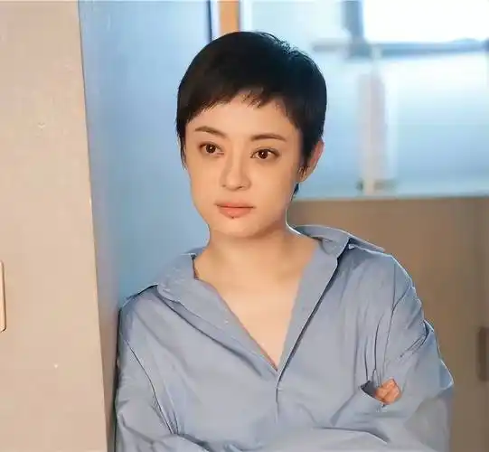 正如剧名《三十九二十八》,代表的就是两个年龄阶段的人,孙俪在剧中