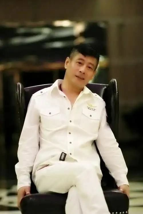 p>高峰,华语男歌手,1969年出生于辽宁沈阳,自1987年考入沈阳青年歌舞