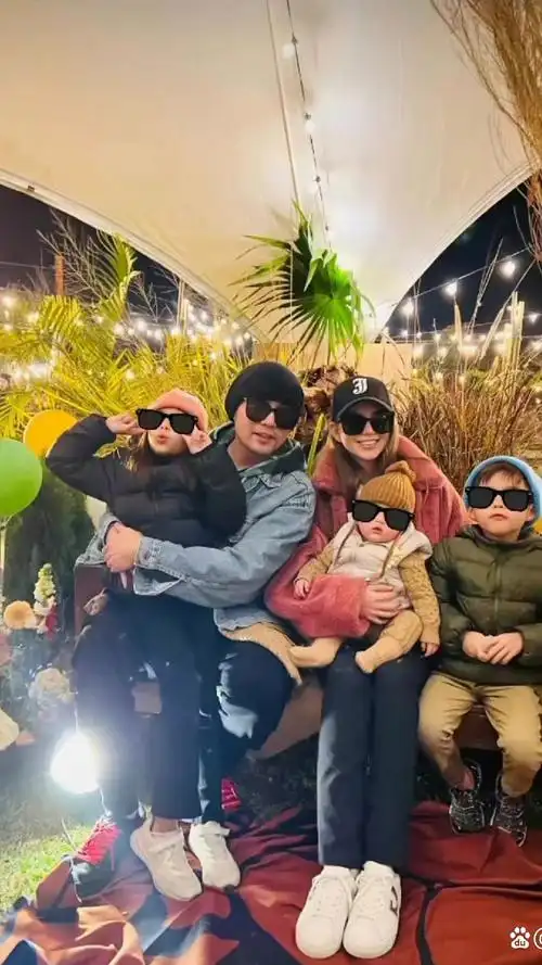 周杰伦晒一家五口合照!