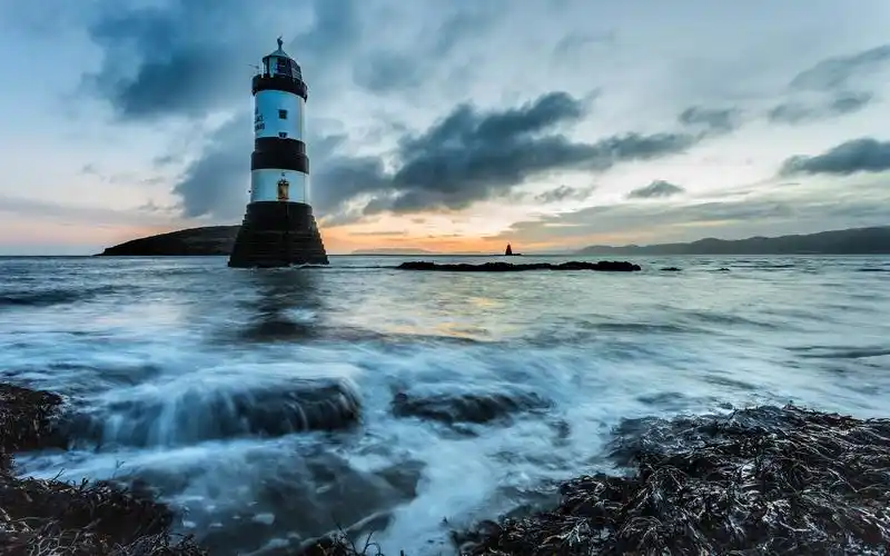 清新灯塔风景壁纸_唯美大气的指路灯塔