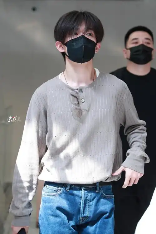 易烊千玺 米兰时装周##易烊千玺对比图##易烊千玺晚宴侧拍