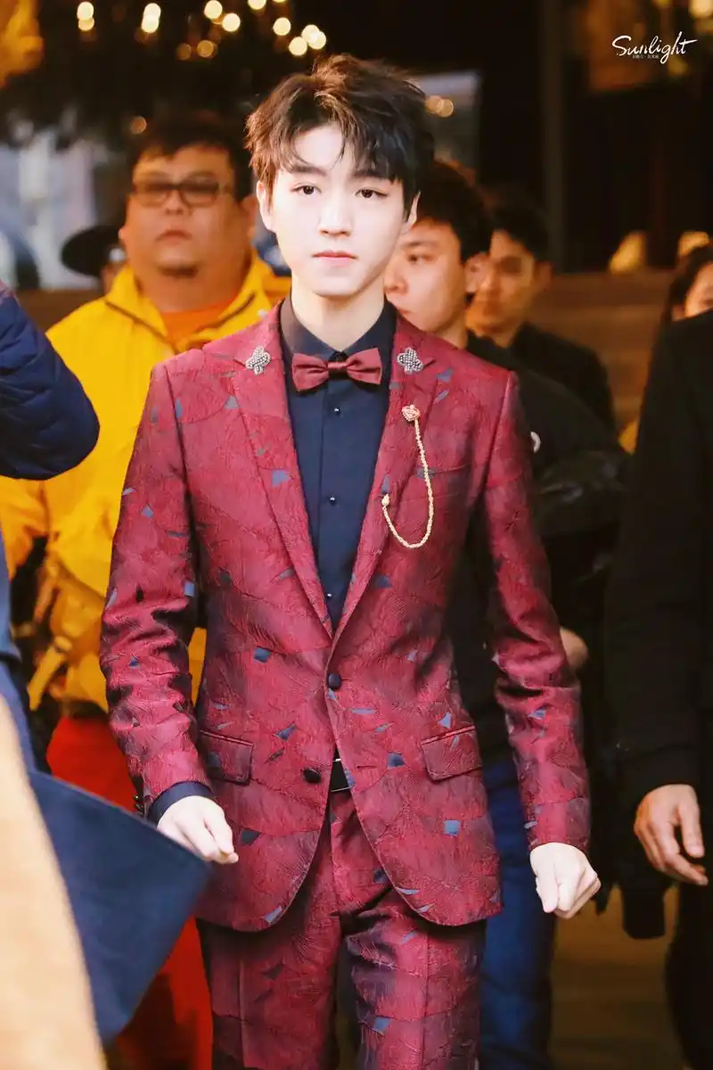 王俊凯身穿酒红色刺绣西服搭配珠宝配饰,快给我来卷纸擦鼻血