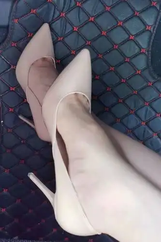 脚上穿的高跟鞋处理了看上私信我