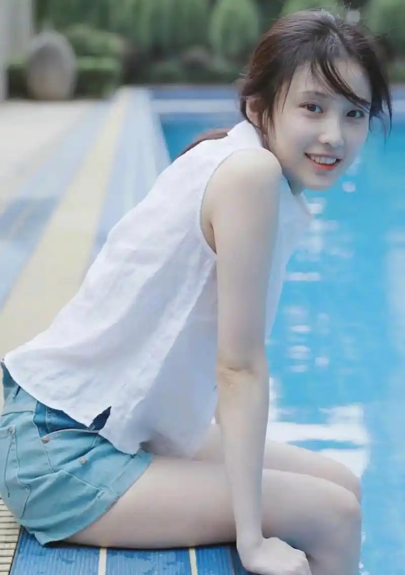 张慧雯 光脚丫牛仔短裤清凉美图