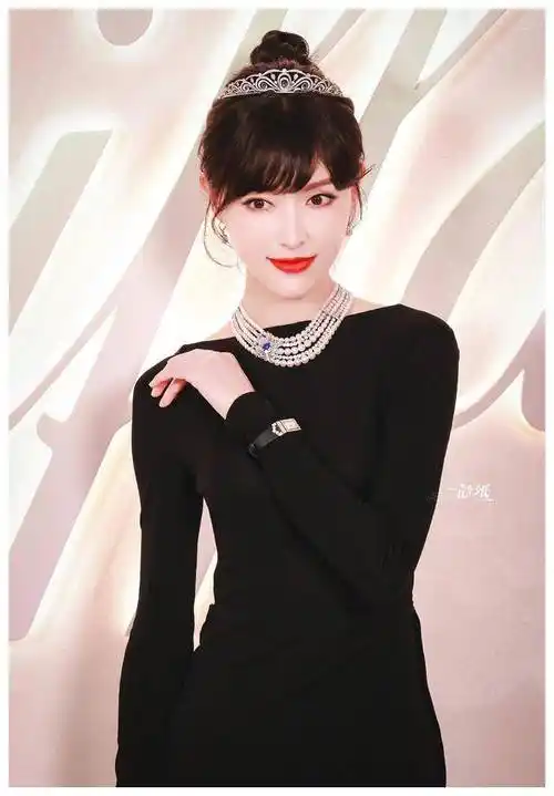 原创唐嫣穿露背长裙赫本公主风亮相品牌活动网友吐槽有理