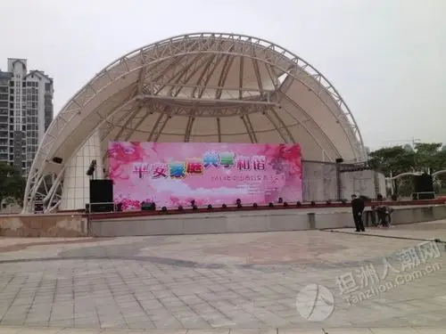 广场新舞台今晚首次使用,人潮带您抢先睇