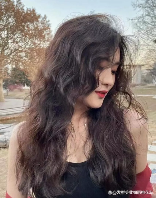 又显得头发蓬松看起来更有发量,头发多就显年轻,可以不烫小卷头,试试