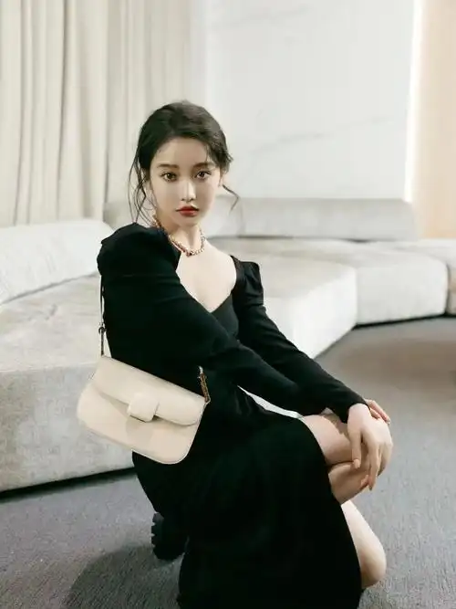 明星穿搭| @姜贞羽 in #self -portait 黑色羊腿袖开叉方领连衣裙.