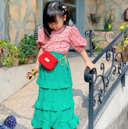 伊能静晒小米粒近照,完美驾驭红配绿装扮,颜值越来越好看