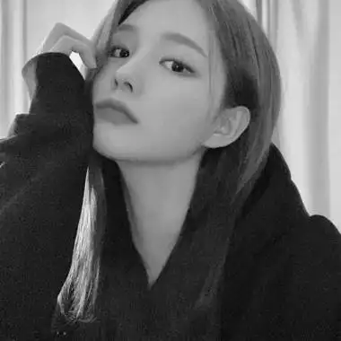 黑白高冷成熟御姐头像图片