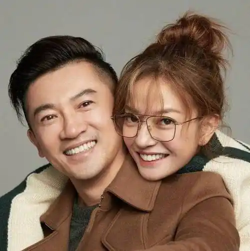 原创古巨基老婆高龄产子母亲节当日罕晒全家照萌娃像爹可爱万分