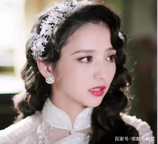 美女佟丽娅身穿白色旗袍,典雅又高贵!网友:哭戏都能这么萌!