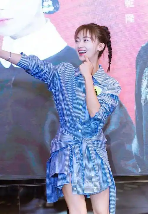 吴谨言和许凯在舞台上互动,男帅