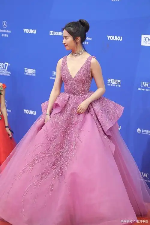 刘亦菲出席活动,宴会的造型和礼服合集来了!