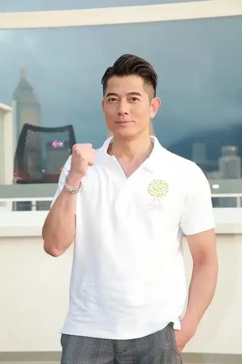 54岁郭富城帅气造型,polo衫 西裤,梳起侧分背头魅力十足|polo衫|牛津