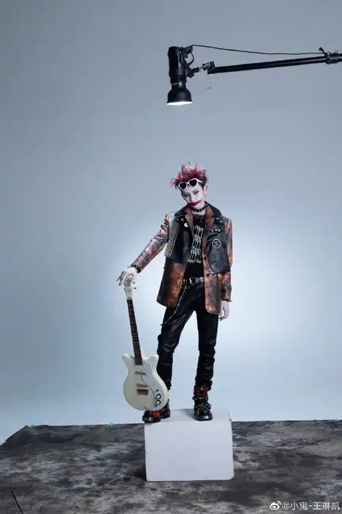 照#小鬼王凯琳更新万圣节库存照～好帅气的鬼,这是cos的小丑男造型吧