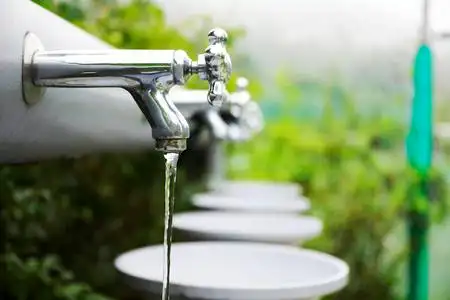 自来水水龙头水从水龙头流出照片