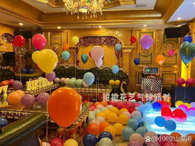 北京ktv包间里的生日惊喜布置~彩色童趣