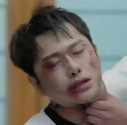 原创许君聪掐朱梓骁脖子只捏住一坨肉网友辣评像只肥鹅脖巴肿了