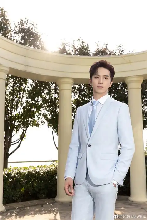 许魏洲春日暖阳氛围感大片##许魏洲江边庭院随拍