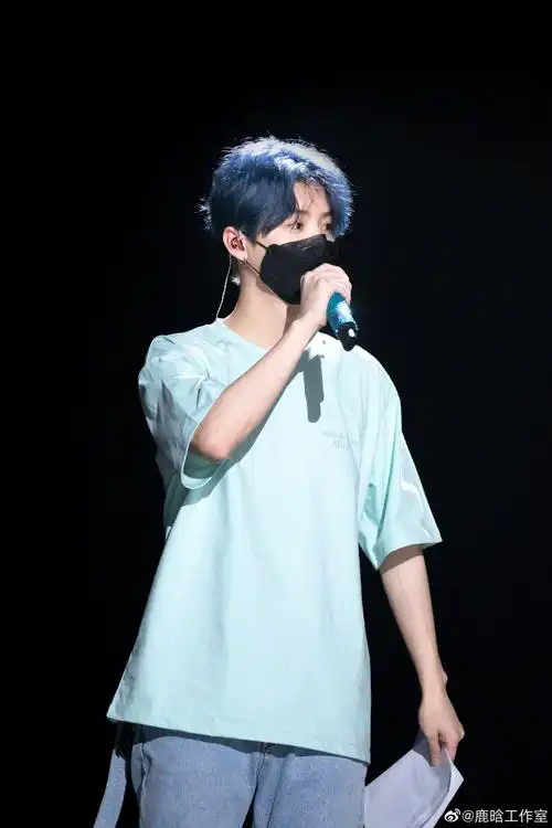 消息工作室更新鹿晗彩排花絮照口罩也遮不住蓝毛鹿的帅气