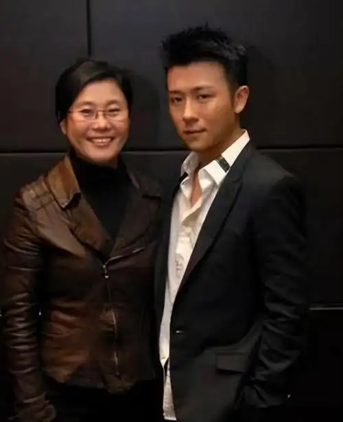 亲妈和干妈都是导演20年都捧不红的他却在改名后火了