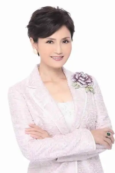 59岁琼瑶女郎4年无工作,因前夫欠700万外债,惨到靠卖珠宝为生