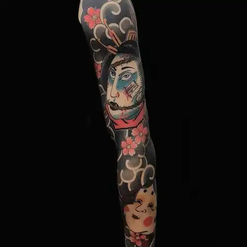 花臂生首阿多福