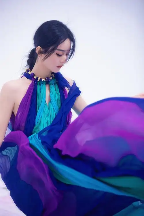 赵丽颖工作室发布时尚芭莎五月刊封面花絮清柔婉转灿若春花