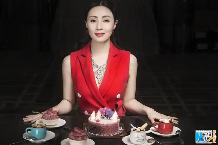 小陶虹写真春意盎然 笑容甜美展优雅气质