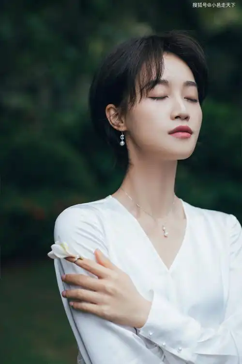 蓝盈莹白色长裙绿色背景写真合集