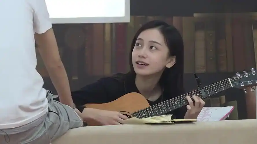 周晨晞突然靠近,姜梓新害羞音量慢慢变小,好甜啊!