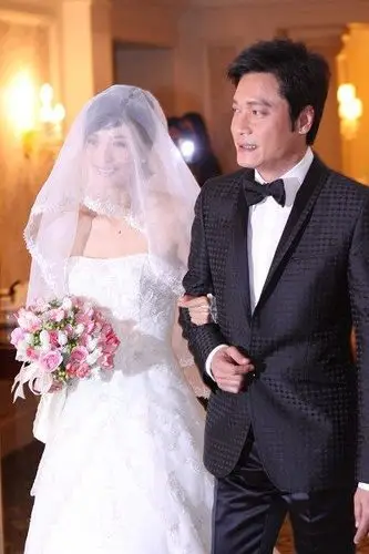 罗嘉良苏岩身穿礼服现身婚宴现场.