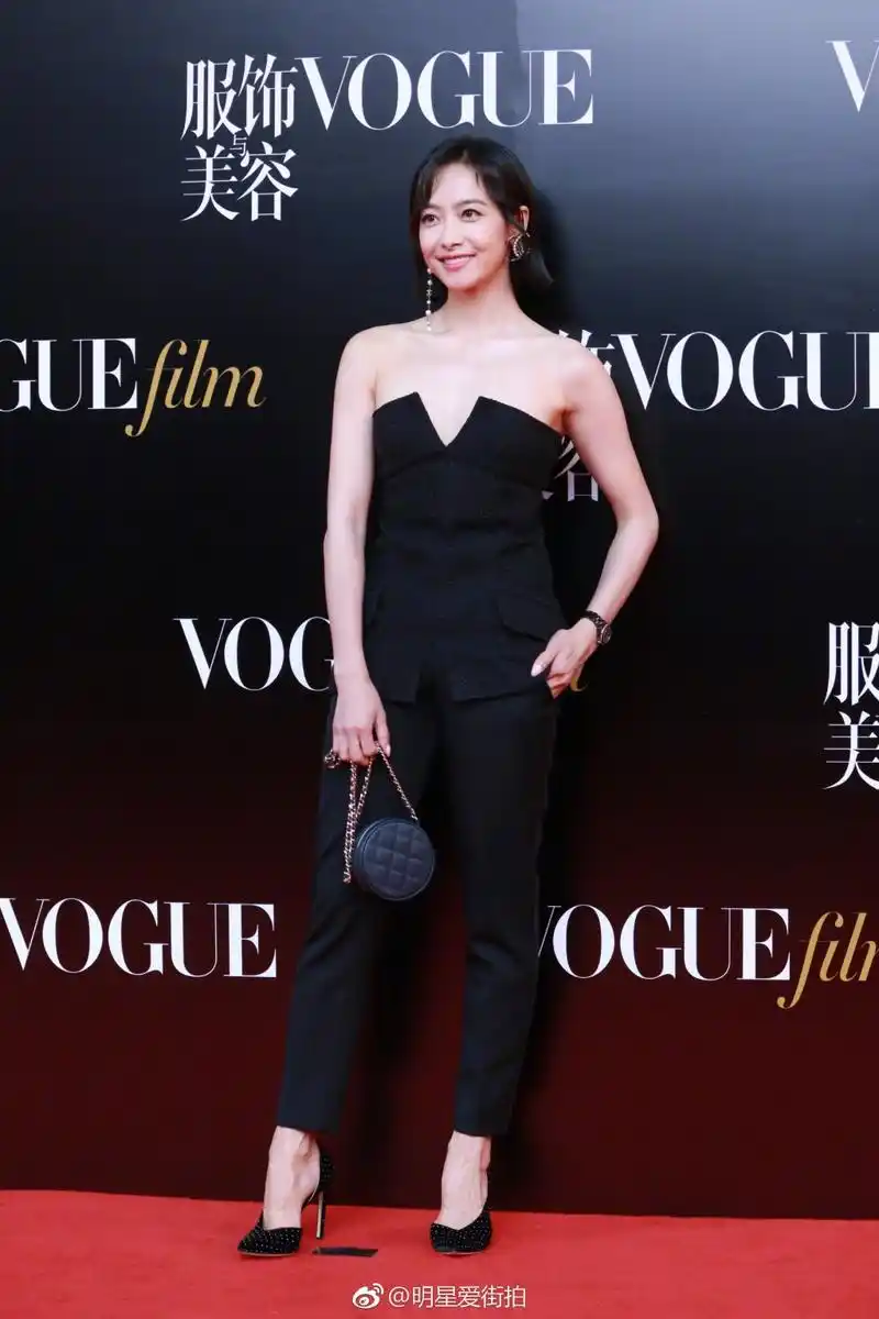 [宋茜][分享]180615 宋茜出席voguefilm时装电影展开幕酒会 抹胸v领也