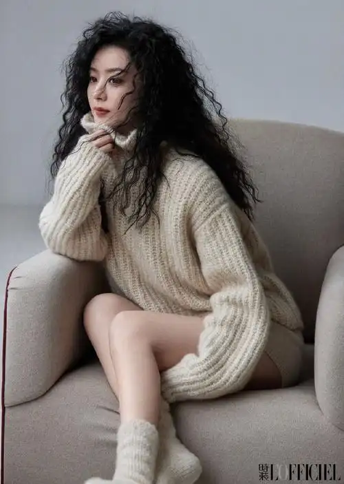 赵丽颖晒照换新发型烫一头羊毛卷时髦又显气质